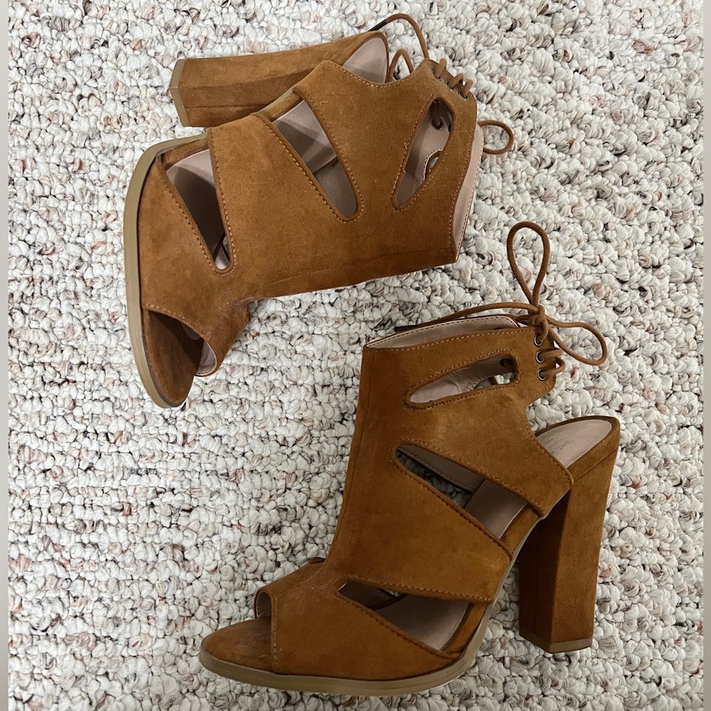 Tan Chunky Heels | Size: 7